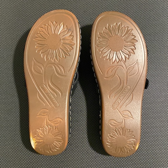 Cullula Sandals by Easy Street, w/ Adjustable Buckle, Comfort Design, 7.5 Wide - Picture 3 of 9